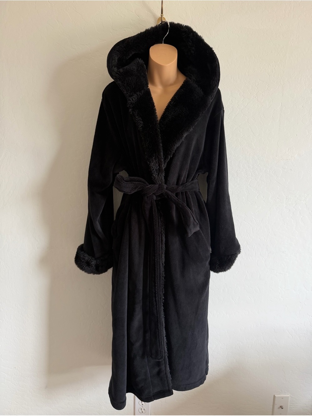Pottery Barn Plush Hooded Faux Fur Trim Robe Black - Size Large